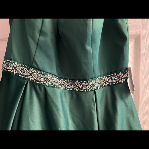 Beautiful prom dress - Picture 3 of 7
